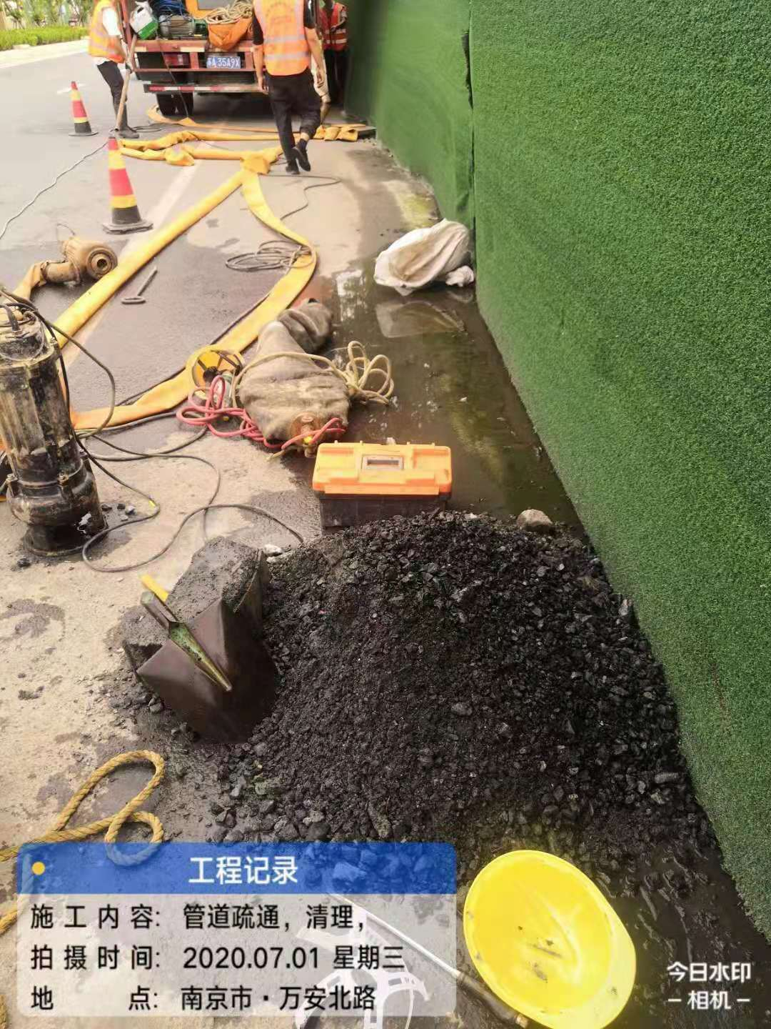 江寧區萬安北路市政管道清淤施工現場